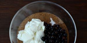 Curd and berry dessert: we prepare tasty and healthy for our children Airy curd and berry dessert