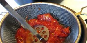 Video se si të gatuani domate në lëngun e tyre në një autoklavë